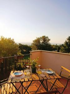 维泰博ArtGallery Apartment - Villa immersa nel verde - Deluxe的一张木桌,坐在阳台顶部