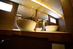 巴勒莫A bordo della Maeva Star的浴室的架子上有一个大碗,上面有镜子