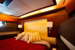 巴勒莫A bordo della Maeva Star的一间卧室配有红色的床和两个枕头