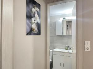 爱琴娜岛Aiginetan Apartments的浴室设有白色水槽和镜子