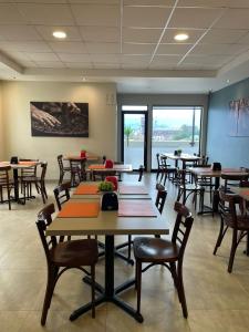 圣费尔南多Hotel Manso de Velasco的用餐室设有桌椅和窗户。