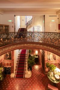 波尔图Hospes Infante Sagres Porto的楼梯间,建筑物中华丽的楼梯