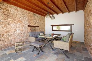 TiscamanitaCasa Rural Berrenda的一个带桌椅和石墙的庭院