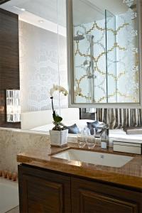 香港香港观塘帝盛酒店的一间带水槽和镜子的浴室