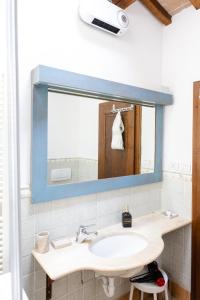 阿西西Rustic House, con patio e giardino, Assisi centro的一间带水槽和镜子的浴室