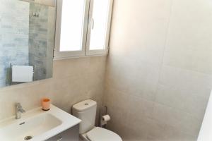CarcagenteCasa Bienvenida La Romantica的浴室配有白色卫生间和盥洗盆。