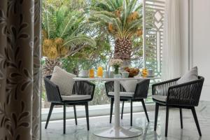 纳祖尔Marchica Lagoon Resort的一间配备有桌椅和棕榈树的用餐室