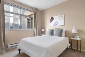 贝尔维尤Kasa Bellevue Seattle的白色的卧室设有一张大床和一个窗户