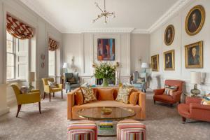 巴斯皇家新月Spa及酒店的客厅配有橙色沙发和椅子