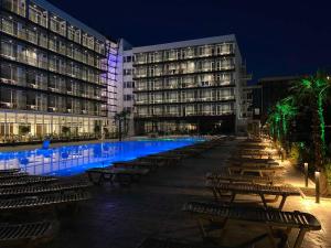 阳光海滩Hotel Bavaro的大楼前的大型游泳池