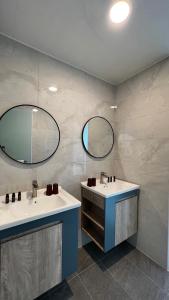 小琉球岛好客文旅的浴室设有2个水槽和2面镜子