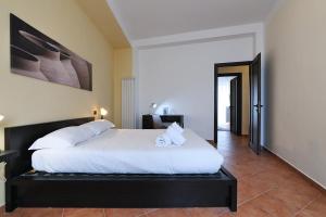 塞格拉泰PrimoPiano - Dante的一间卧室配有一张带白色床单的大床
