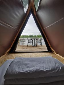 里泽Danzi camping tiny house的帐篷内配有桌子和2张长椅