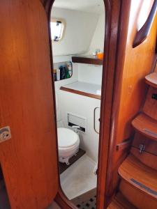 多维尔Diseohl的船后方带卫生间的浴室