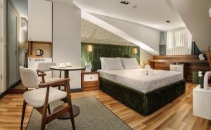 伊斯坦布尔La Mia Suites的卧室配有一张床和一张桌子
