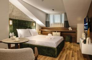 伊斯坦布尔La Mia Suites的酒店客房配有一张床铺和一张桌子。