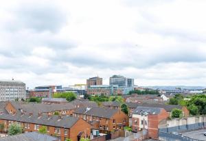 贝尔法斯特Modern Hut in Belfast的享有拥有房屋和建筑的城市美景