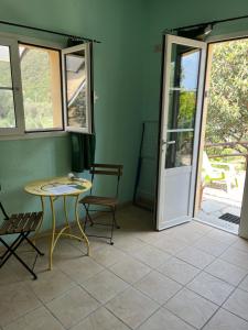 菲纳莱利古雷Ai Cinque Campanili的配有桌椅和门的房间