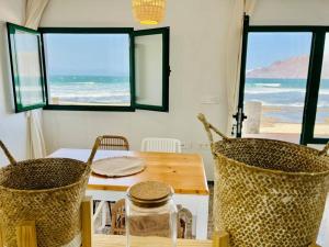法马拉Famara Frontsea house的一间带桌椅的海景用餐室
