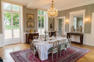奥利韦Château du Rondon的一间带桌椅和吊灯的用餐室