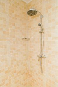 拉迪格岛Jonc d'Or Villa Self Catering的浴室内配有淋浴和头顶淋浴
