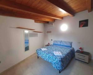 卡利亚里Stylish Loft Trivano Cagliari 2 beds/2 bath的一间卧室设有一张床和木制天花板
