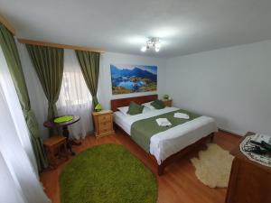 科尔贝尼Belvedere La Cristina的一间卧室配有床和绿色地毯