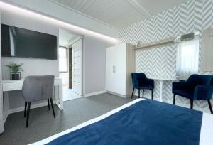 米兹多洛杰Willa Lazur ADULTS ONLY的酒店客房配有床、椅子和电视。