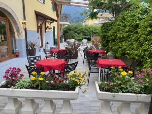 阿科Agritur Girasole的户外庭院设有桌椅和鲜花
