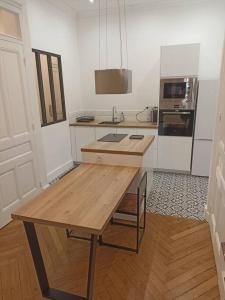 里昂Appartement proche Gare Part-Dieu的一间厨房,内设一张木桌