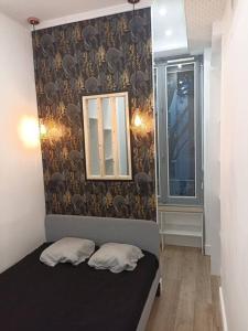 里昂Appartement proche Gare Part-Dieu的卧室配有一张壁挂镜子的床