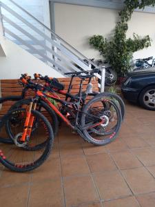 卡尔达斯·德·雷斯Albergue Agarimo的两辆自行车停放在长凳旁边
