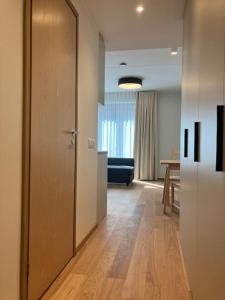 塔尔图Small apartment near city centre的一间设有门廊和沙发的房间