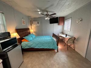SargentSeagull Seaclusion的一间卧室配有一张床、一张桌子和一台电视。