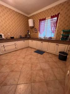 拉巴特Appartement luxueux à Rabat的厨房配有白色橱柜和瓷砖地板。