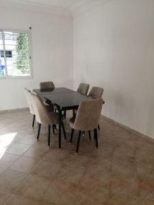 拉巴特Appartement luxueux à Rabat的一间黑色用餐室内的桌椅