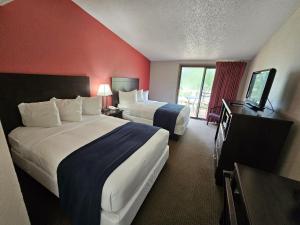 尤宁敦粉笔山别墅酒店的酒店客房设有两张床和电视。
