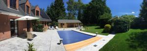 斯帕Villa Sparadis的一座房子旁的院子内的游泳池