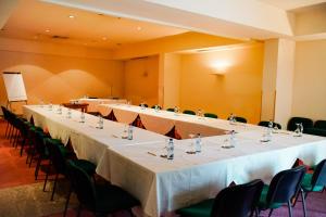马亚Hotel Premium Porto Maia的椅子房间里一排长桌