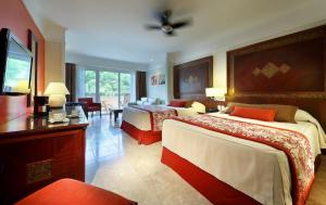 因巴塞The Signature Level at Grand Palladium Imbassaí Resort & Spa的酒店客房配有两张床和一张书桌