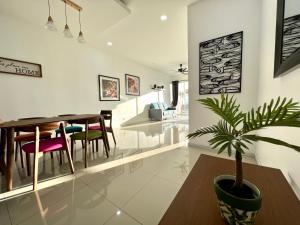 太平Home Away From Home In Taiping - Newly Upgraded!的用餐室和带盆栽的客厅