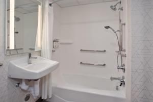 奇蒂豪克Holiday Inn Express Kitty Hawk - Outer Banks, an IHG Hotel的白色的浴室设有水槽和淋浴。