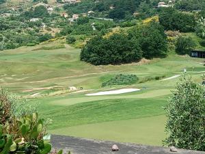 科哥莱托Appartement Dans un Terrain de Golf, 5 min de la mer en Voiture, Parking Gratuit的享有高尔夫球场和绿色美景