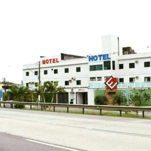 圣维森特岛Hotel Extasy (Adult Only)的道路一侧的酒店大楼