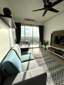 太平Home Away From Home In Taiping - Newly Upgraded!的带沙发和平面电视的客厅