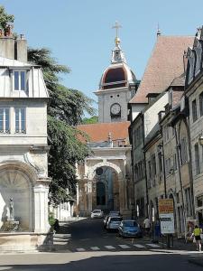 贝桑松Charmant cocon centre historique的一座城市中带有钟楼的历史建筑