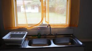 安加罗阿复活节岛露营度假屋的厨房水槽和上面的窗户