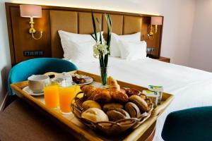 查韦斯Hotel Premium Chaves - Aquae Flaviae的在酒店房间桌上摆上的早餐盘