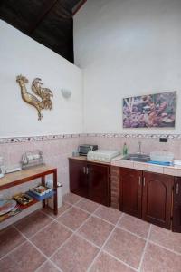 洛哈Vilcabamba casa / granja Vilcabamba house / farm的厨房配有水槽和台面