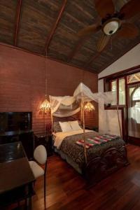 洛哈Vilcabamba casa / granja Vilcabamba house / farm的一间卧室配有一张床和吊扇